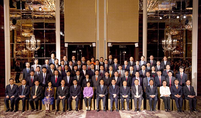 2009年11月13日，國家主席胡錦濤接見參加2009新加坡APEC峰會的中國企業家代表團并合影留念（董事長袁占國位于后排居中位置）