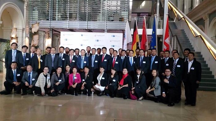 2014年10月9日-14日，國務院總理李克強訪歐期間，董事長袁占國（二排右一）與中國工業經濟聯合會代表團合影