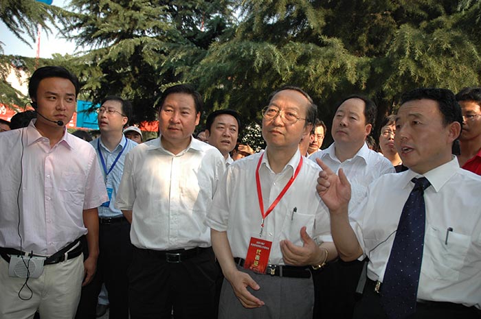 2007年7月10日，李毅中部長在磴槽集團視察工作
